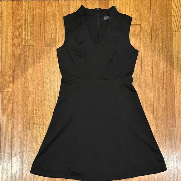 Classic Black Sleeveless V-Neck Dress Size Medium - Picture 10 of 14